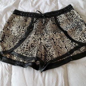 VERY GOOD CONDITION VERY J SHORTS SIZE M